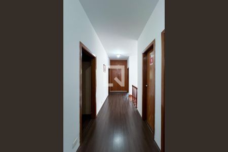 Casa à venda com 385m², 5 quartos e 3 vagas Casa à venda com 385m², 5 quartos e 3 vagasCorredor