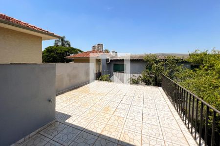 Casa à venda com 385m², 5 quartos e 3 vagas Casa à venda com 385m², 5 quartos e 3 vagasVaranda