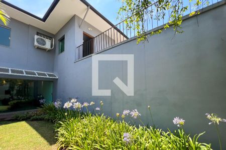 Casa à venda com 385m², 5 quartos e 3 vagas Casa à venda com 385m², 5 quartos e 3 vagasPátio