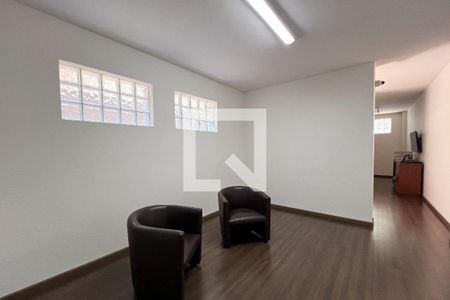 Casa à venda com 385m², 5 quartos e 3 vagas Casa à venda com 385m², 5 quartos e 3 vagasCorredor