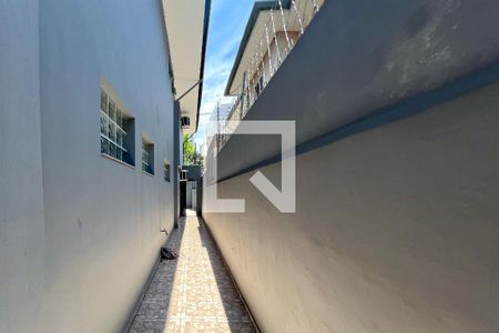 Casa à venda com 385m², 5 quartos e 3 vagas Casa à venda com 385m², 5 quartos e 3 vagasCorredor