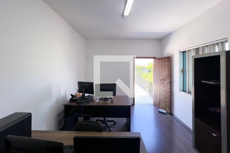 Casa à venda com 385m², 5 quartos e 3 vagas Casa à venda com 385m², 5 quartos e 3 vagasQuarto 4