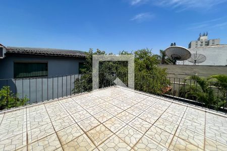 Casa à venda com 385m², 5 quartos e 3 vagas Casa à venda com 385m², 5 quartos e 3 vagasVaranda