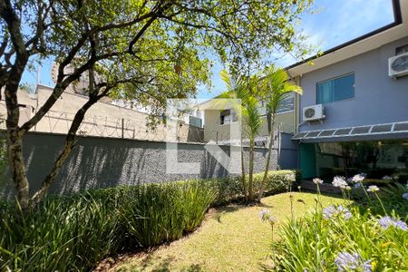 Casa à venda com 385m², 5 quartos e 3 vagas Casa à venda com 385m², 5 quartos e 3 vagasPátio