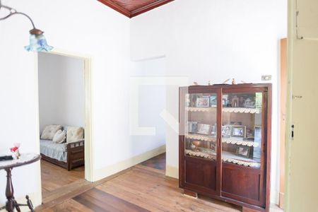 Casa à venda com 108m², 4 quartos e 3 vagas Casa à venda com 108m², 4 quartos e 3 vagashall dos quartos