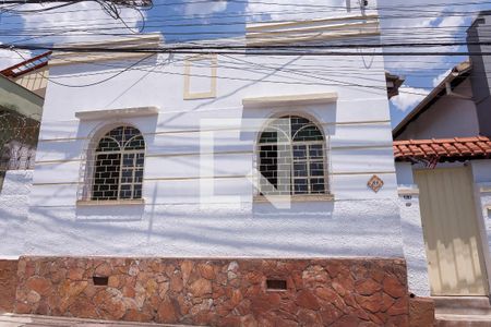 Casa à venda com 108m², 4 quartos e 3 vagas Casa à venda com 108m², 4 quartos e 3 vagasFachada