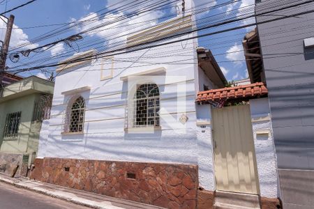 Casa à venda com 108m², 4 quartos e 3 vagas Casa à venda com 108m², 4 quartos e 3 vagasFachada