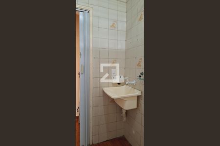 Banheiro social de kitnet/studio para alugar com 1 quarto, 35m² em Mirim, Praia Grande