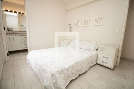 Suite, cama de casal e acesso ao banheiro  de apartamento para alugar com 3 quartos, 78m² em Vila Olímpia, São Paulo
