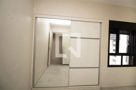 Suite , armário com porta espelhada  de apartamento para alugar com 3 quartos, 78m² em Vila Olímpia, São Paulo