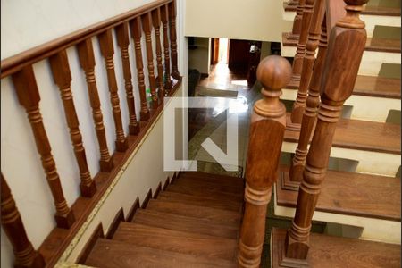 Casa de condomínio para alugar com 300m², 5 quartos e 4 vagas Casa de condomínio para alugar com 300m², 5 quartos e 4 vagasEscada