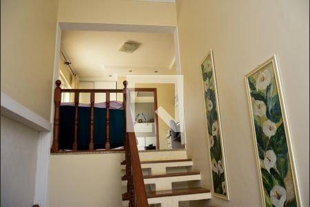 Casa de condomínio para alugar com 300m², 5 quartos e 4 vagas Casa de condomínio para alugar com 300m², 5 quartos e 4 vagasEscada