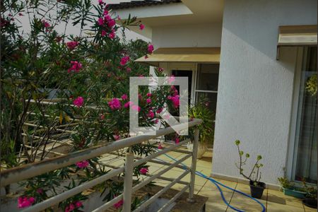 Casa de condomínio para alugar com 300m², 5 quartos e 4 vagas Casa de condomínio para alugar com 300m², 5 quartos e 4 vagasVaranda