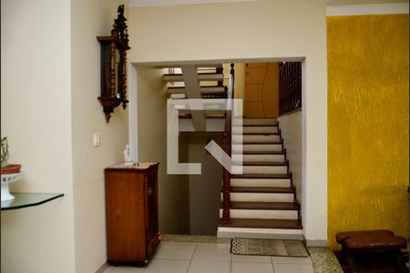 Casa de condomínio para alugar com 300m², 5 quartos e 4 vagas Casa de condomínio para alugar com 300m², 5 quartos e 4 vagasEscadas