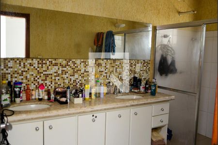 Casa de condomínio para alugar com 300m², 5 quartos e 4 vagas Casa de condomínio para alugar com 300m², 5 quartos e 4 vagasBanheiro da Suíte 2