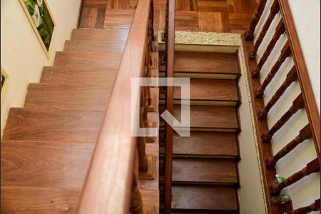 Casa de condomínio para alugar com 300m², 5 quartos e 4 vagas Casa de condomínio para alugar com 300m², 5 quartos e 4 vagasEscada