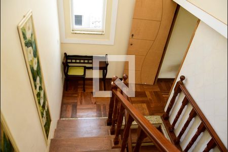 Casa de condomínio para alugar com 300m², 5 quartos e 4 vagas Casa de condomínio para alugar com 300m², 5 quartos e 4 vagasEscada