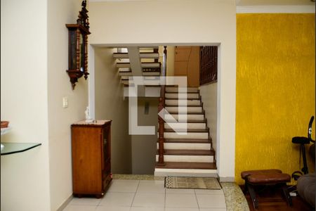 Casa de condomínio para alugar com 300m², 5 quartos e 4 vagas Casa de condomínio para alugar com 300m², 5 quartos e 4 vagasEscadas