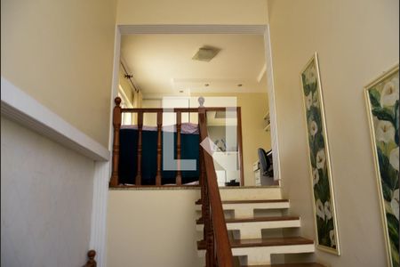 Casa de condomínio para alugar com 300m², 5 quartos e 4 vagas Casa de condomínio para alugar com 300m², 5 quartos e 4 vagasEscada