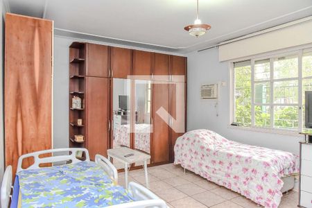 Suíte 1 de casa à venda com 7 quartos, 400m² em Jardim Itu, Porto Alegre