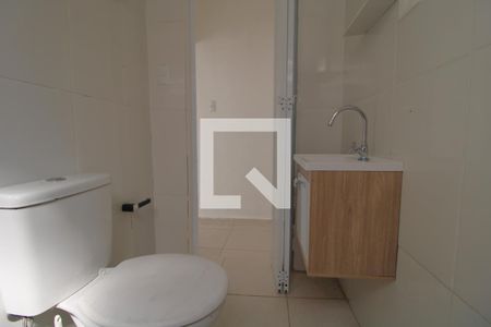 Banheiro de casa para alugar com 2 quartos, 65m² em Vila Marari, São Paulo
