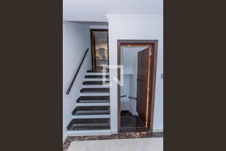 Escada de casa à venda com 4 quartos, 225m² em Vila Comercial, São Paulo