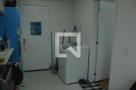 Sala/Cozinha/Área de Serviço de apartamento para alugar com 1 quarto, 27m² em Jardim Itacolomi, São Paulo