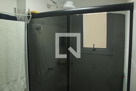 Banheiro de apartamento para alugar com 1 quarto, 27m² em Jardim Itacolomi, São Paulo