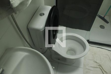 Banheiro de apartamento para alugar com 1 quarto, 27m² em Jardim Itacolomi, São Paulo