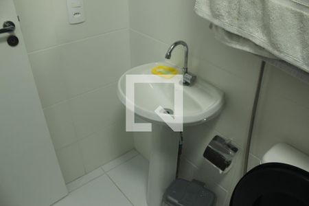 Banheiro de apartamento para alugar com 1 quarto, 27m² em Jardim Itacolomi, São Paulo