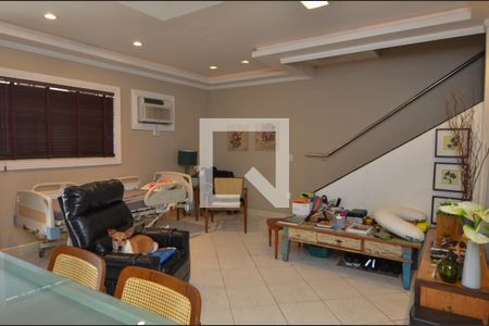 Sala de casa de condomínio à venda com 4 quartos, 225m² em Recreio dos Bandeirantes, Rio de Janeiro