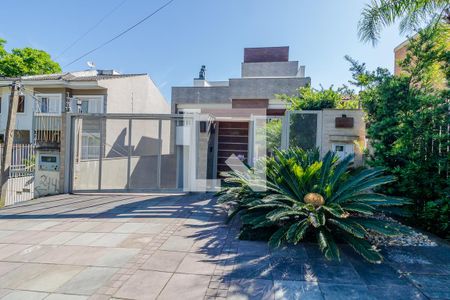 Casa à venda com 427m², 4 quartos e 4 vagas Casa à venda com 427m², 4 quartos e 4 vagasFachada