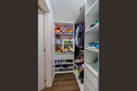 Casa à venda com 427m², 4 quartos e 4 vagas Casa à venda com 427m², 4 quartos e 4 vagasQuarto 3 - closet