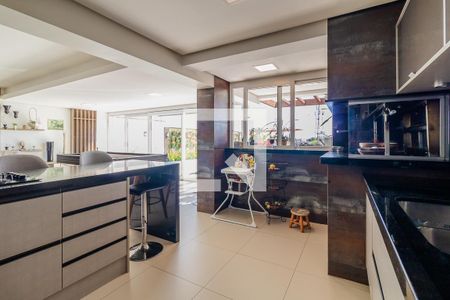 Casa à venda com 427m², 4 quartos e 4 vagas Casa à venda com 427m², 4 quartos e 4 vagasCozinha