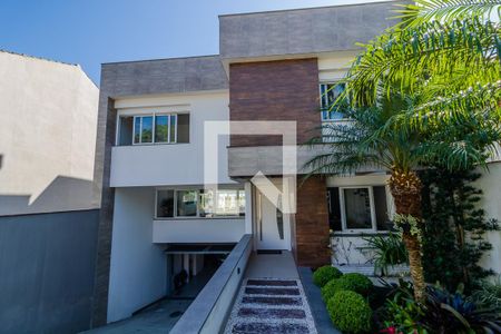 Casa à venda com 427m², 4 quartos e 4 vagas Casa à venda com 427m², 4 quartos e 4 vagasFachada