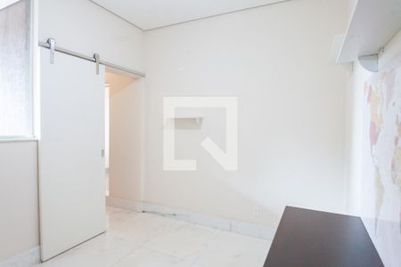 Casa de condomínio à venda com 580m², 4 quartos e 5 vagas Casa de condomínio à venda com 580m², 4 quartos e 5 vagasEscritório