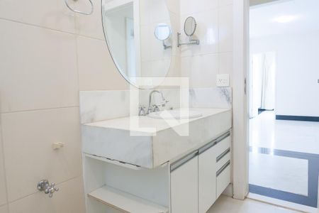 Casa de condomínio à venda com 580m², 4 quartos e 5 vagas Casa de condomínio à venda com 580m², 4 quartos e 5 vagasBanheiro Social