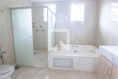 Casa de condomínio à venda com 580m², 4 quartos e 5 vagas Casa de condomínio à venda com 580m², 4 quartos e 5 vagasbanheiro suite