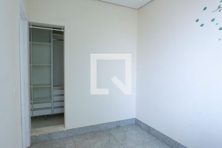 Casa de condomínio à venda com 580m², 4 quartos e 5 vagas Casa de condomínio à venda com 580m², 4 quartos e 5 vagasQuarto de Serviço