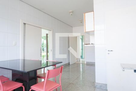 Casa de condomínio à venda com 580m², 4 quartos e 5 vagas Casa de condomínio à venda com 580m², 4 quartos e 5 vagascozinha