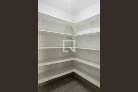 Casa de condomínio à venda com 580m², 4 quartos e 5 vagas Casa de condomínio à venda com 580m², 4 quartos e 5 vagasDespensa