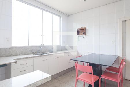 Casa de condomínio à venda com 580m², 4 quartos e 5 vagas Casa de condomínio à venda com 580m², 4 quartos e 5 vagascozinha