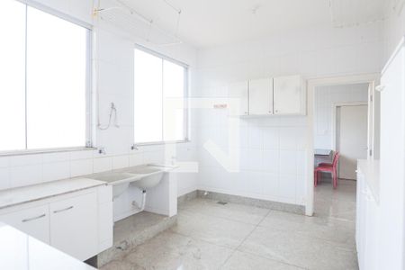 Casa de condomínio à venda com 580m², 4 quartos e 5 vagas Casa de condomínio à venda com 580m², 4 quartos e 5 vagasÁrea de Serviço