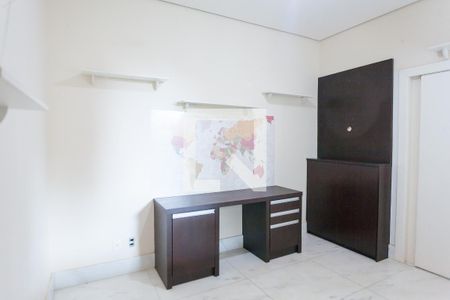 Casa de condomínio à venda com 580m², 4 quartos e 5 vagas Casa de condomínio à venda com 580m², 4 quartos e 5 vagasEscritório