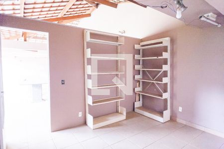 Casa de condomínio à venda com 580m², 4 quartos e 5 vagas Casa de condomínio à venda com 580m², 4 quartos e 5 vagasquarto do quintal