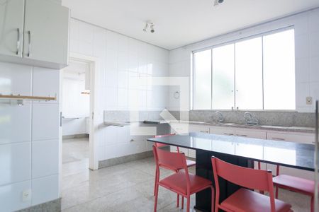 Casa de condomínio à venda com 580m², 4 quartos e 5 vagas Casa de condomínio à venda com 580m², 4 quartos e 5 vagascozinha