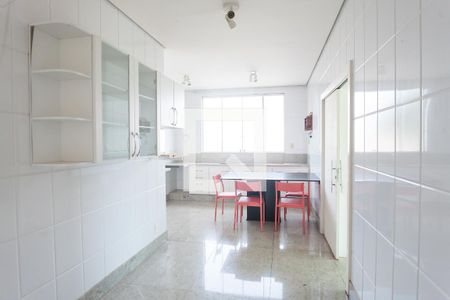 Casa de condomínio à venda com 580m², 4 quartos e 5 vagas Casa de condomínio à venda com 580m², 4 quartos e 5 vagascozinha