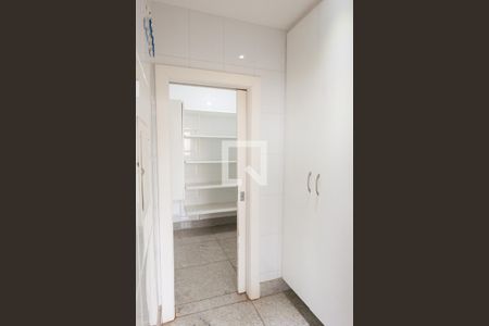 Casa de condomínio à venda com 580m², 4 quartos e 5 vagas Casa de condomínio à venda com 580m², 4 quartos e 5 vagasDespensa