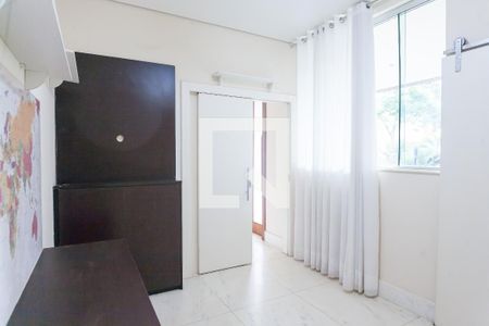 Casa de condomínio à venda com 580m², 4 quartos e 5 vagas Casa de condomínio à venda com 580m², 4 quartos e 5 vagasEscritório