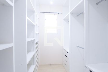 Casa de condomínio à venda com 580m², 4 quartos e 5 vagas Casa de condomínio à venda com 580m², 4 quartos e 5 vagascloset suite